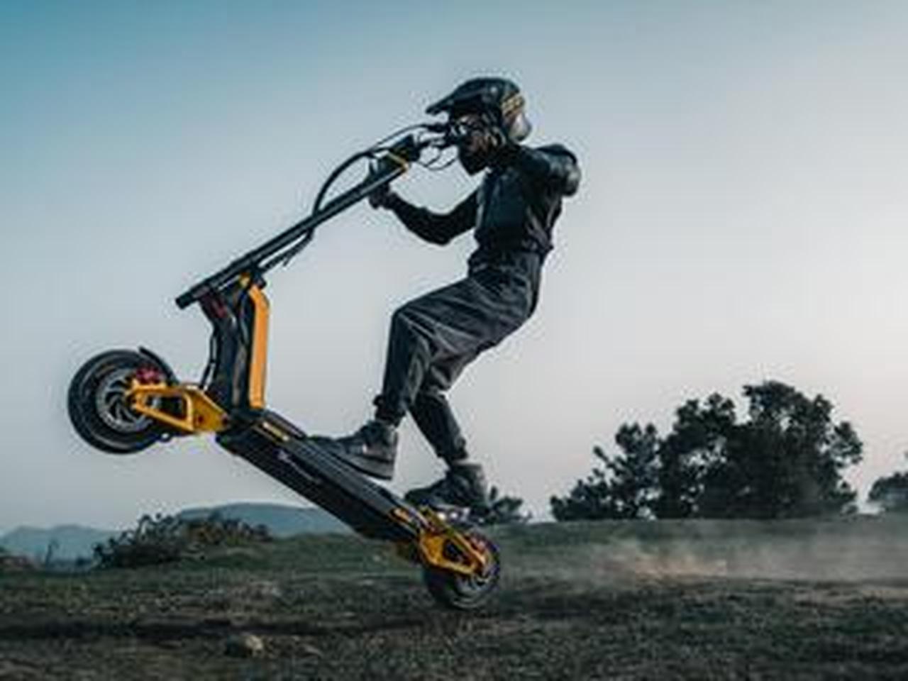 世界一! 最高速110km/h、車高も変わる革命的電動キックボードが登場