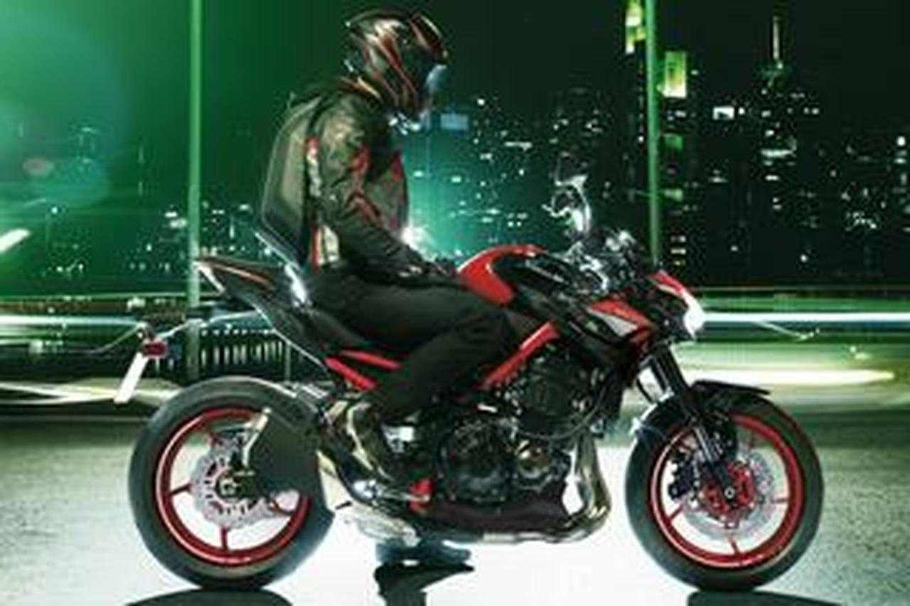 カワサキ「Z900」2024年モデル発売! 新色はキャンディパーシモンレッド