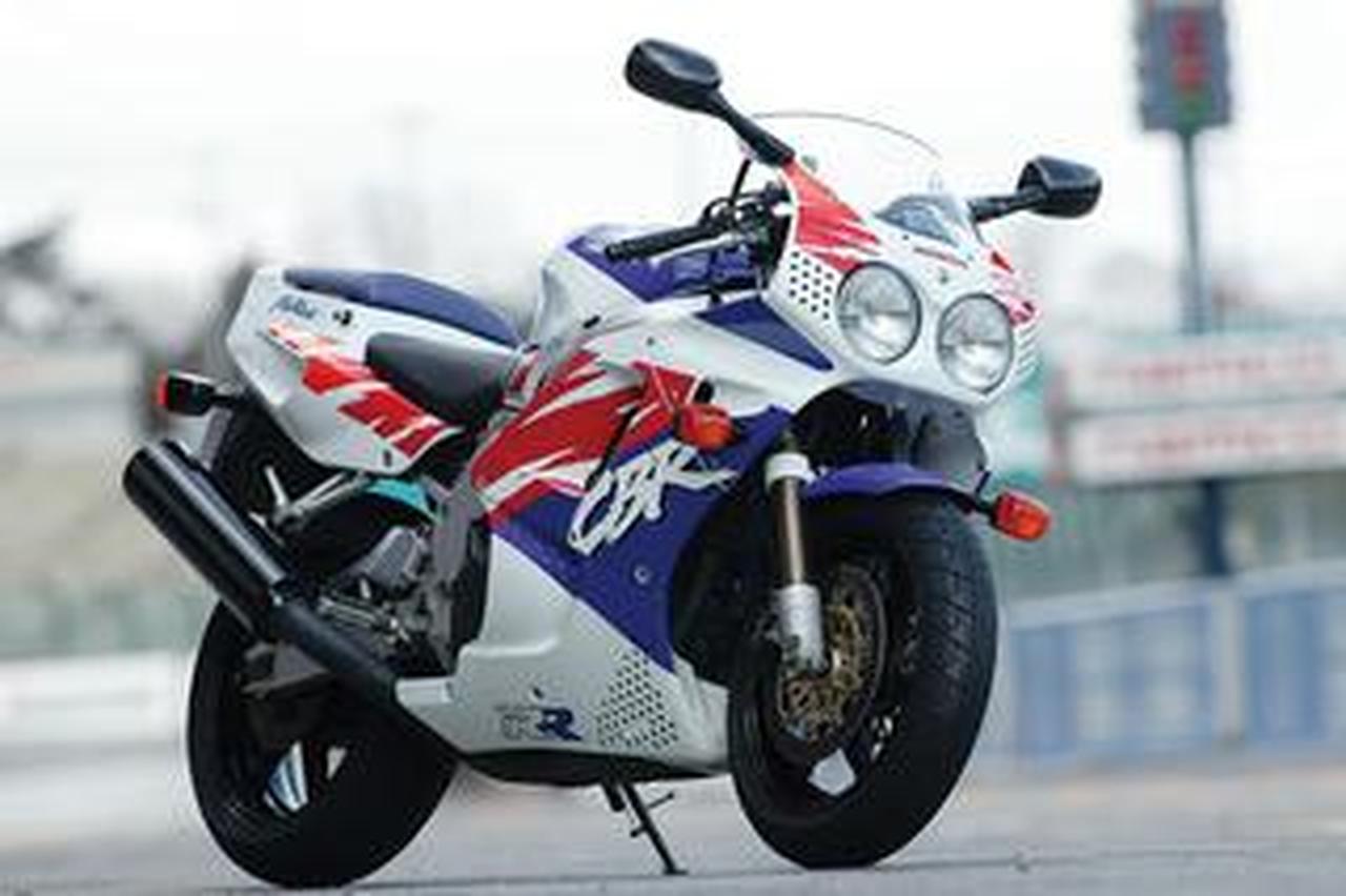 ホンダ「CBR900RR FIREBLADE」1992年|操る悦びを徹底追求した大型 ホンダ「CBR900RR FIREBLADE」1992年|操る悦びを徹底追求した大型