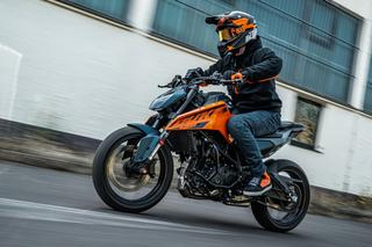 KTM新型「125 DUKE」発表! 2024年モデルは新設計フレームを採用、水冷