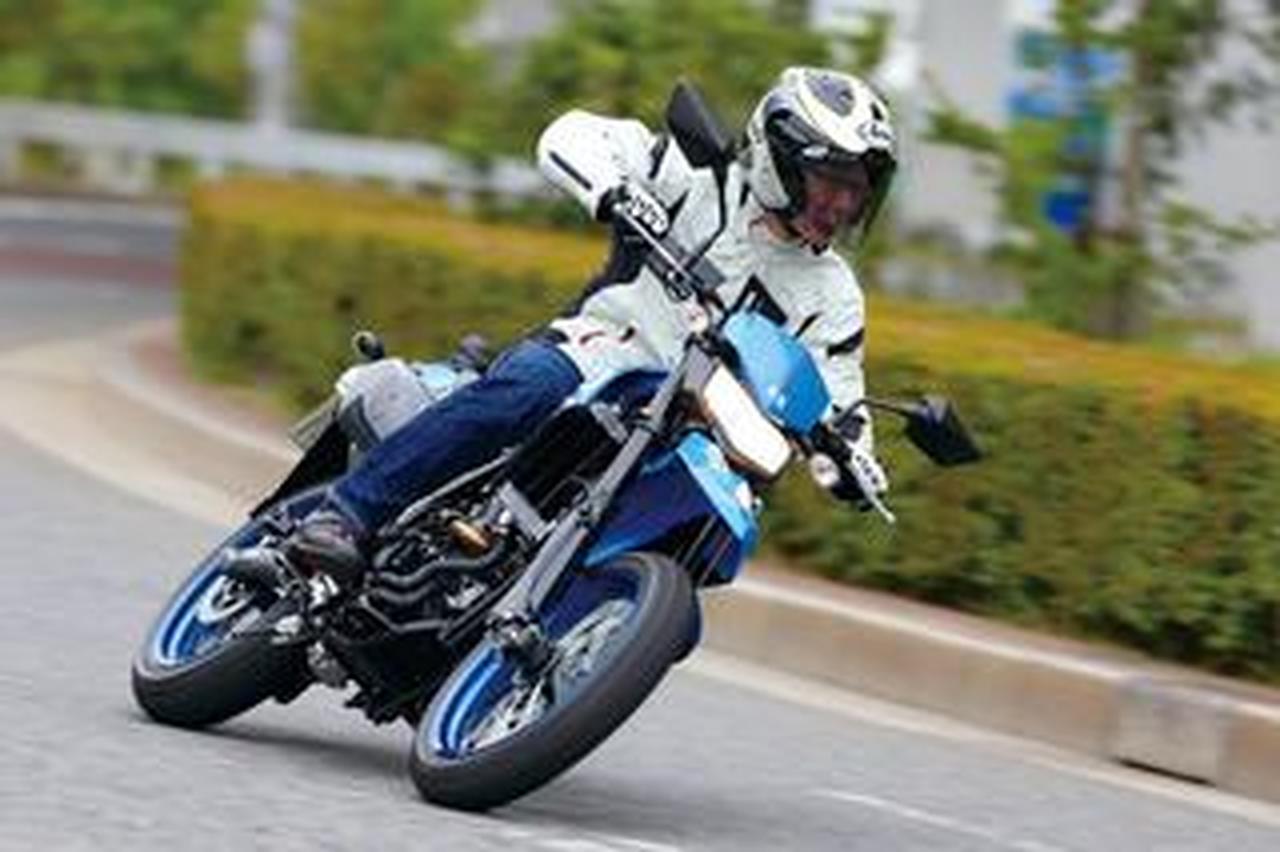 250ccの俊足モタード・カワサキ『DトラッカーX』はシティランも快適で