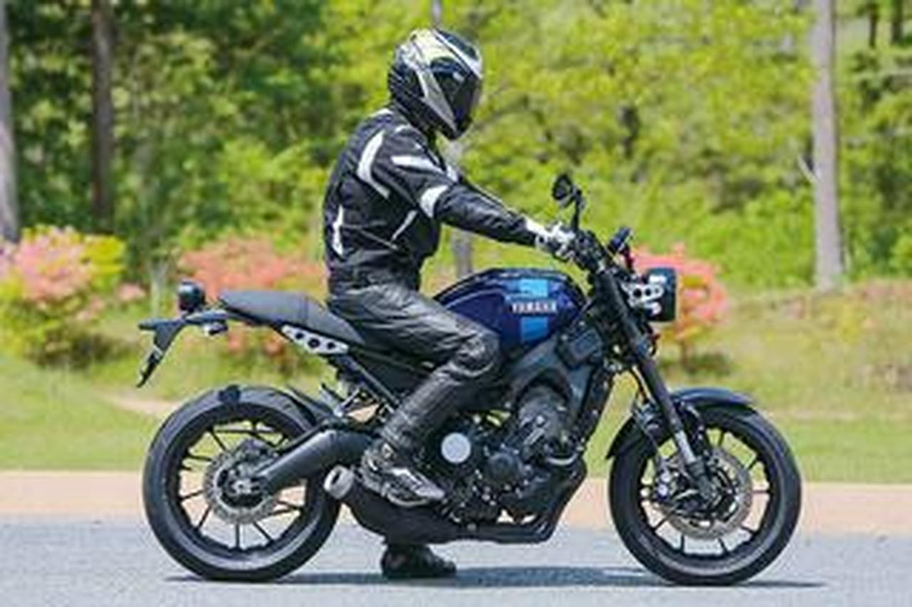 図鑑】ヤマハの大型ネイキッドバイク『XSR900』の足つき・ライディング