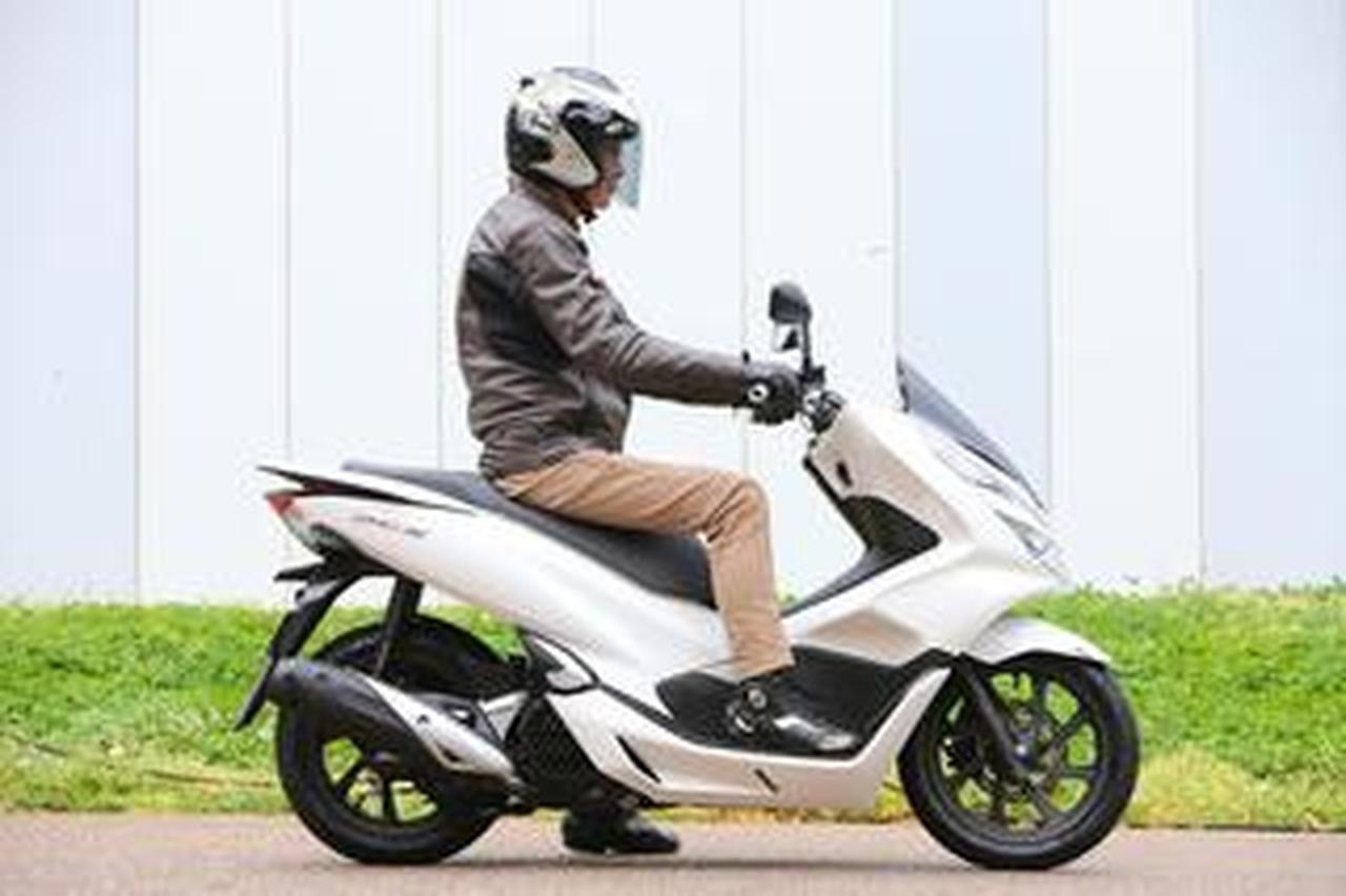 図鑑】ホンダ『PCX』の2018年モデルの足つきは? 原付二種バイク 