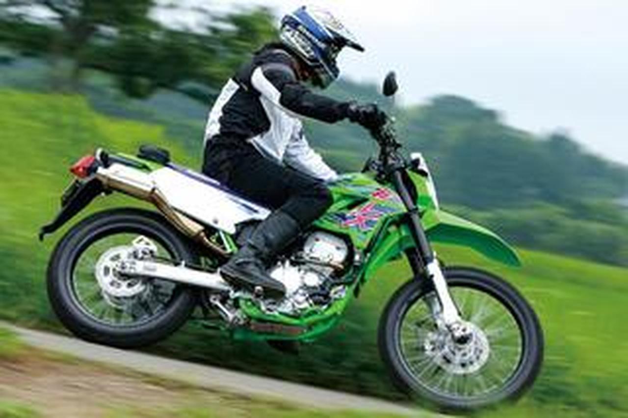 カワサキの250ccオフロードバイク「KLX250」は令和でも楽しい万能選手