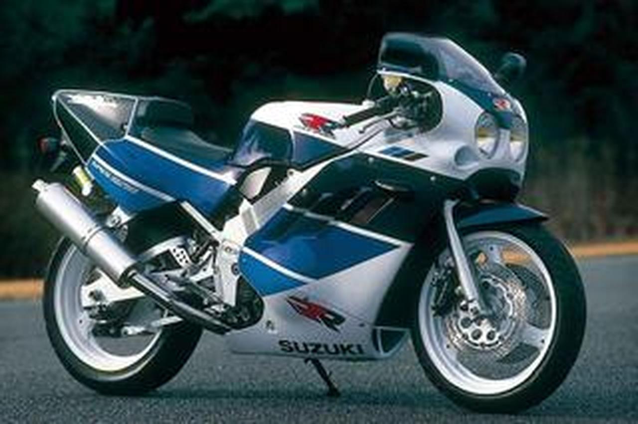 スズキ「GSX-R400R(GK73A)」(1989年)リア17インチ&ワイドタイヤ化、高