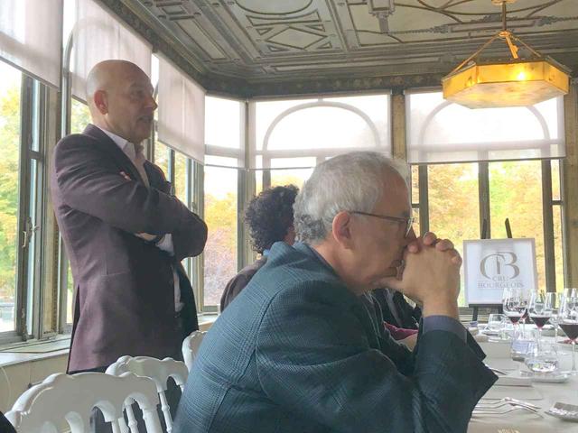 画像: レストラン・ルドワイヤンでの試飲昼食会で挨拶するオリヴィエ・キュヴリエ会長