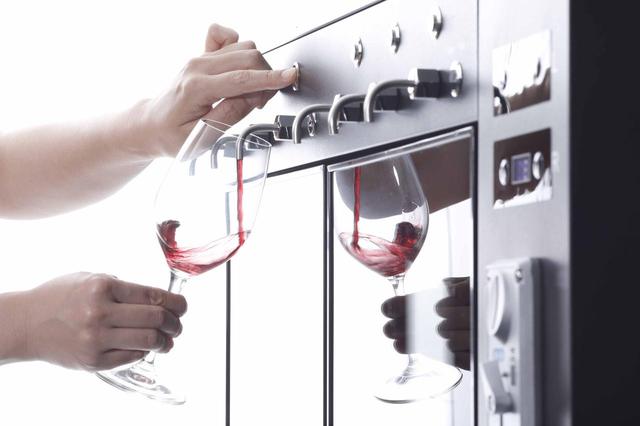 画像: コインを入れるとボタンが光り、好きなボタンを 押すとワインが注がれる