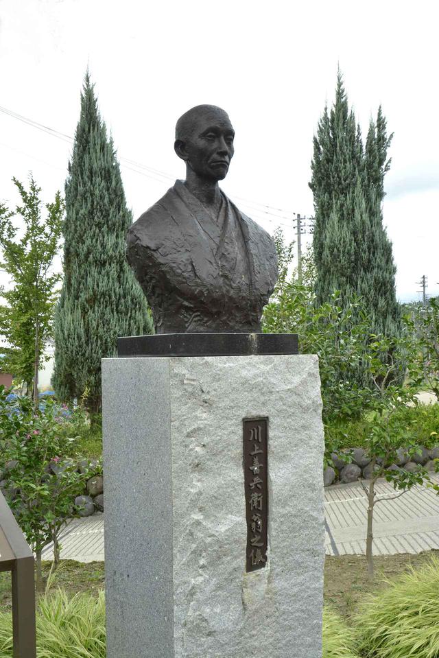 画像: 「岩の原葡萄園」の入り口にある川上善兵衛氏の銅像