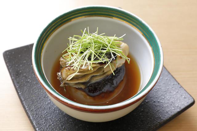 画像: ほくほくとした大根が冬を感じさせる煮物。柚子と芽葱が香りを豊かに表現している。
