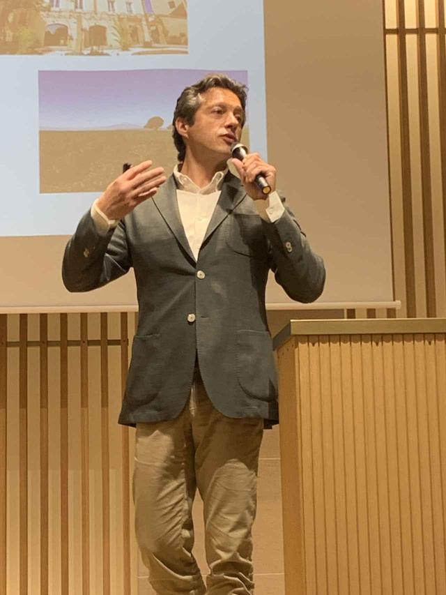 画像: 「ドメーヌ・カズ」の取り組みについて語る代表取締役社長リオネル・ラヴァイユ氏