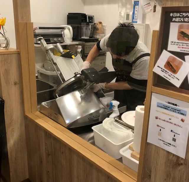 画像: 店内ショーケースには食べごろのハムが並ぶ。ハムはその場でスライスしてくれる。