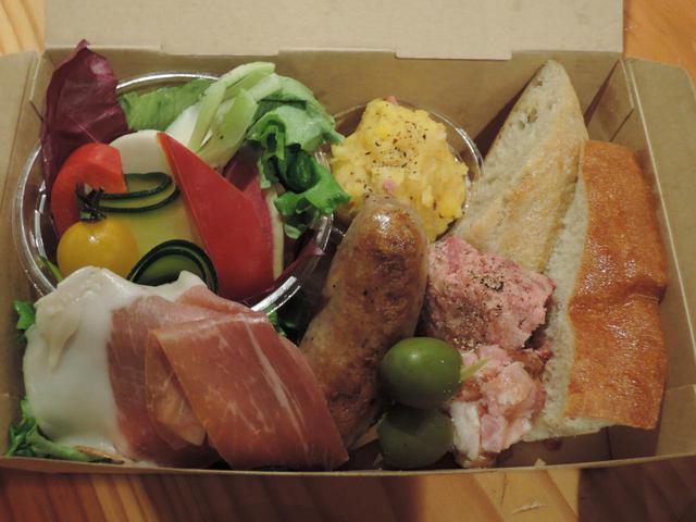 画像: ワインのおつまみ盛り合わせの内容。バーニャカウダ、ポテトサラダの燻製、生ハムサラダ、コンビーフと豚軟骨のテリーヌ、アスピック・グリーンオリーブ、鴨とフォアグラのソーセージ、バケット&フォカッチャ