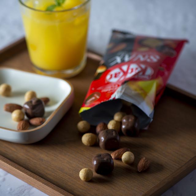 画像: ボールタイプの「キットカット」、塩ローストアーモンド、コクのあるチーズ風味の大豆の3種類がミックスされた「キットカット スナックス」