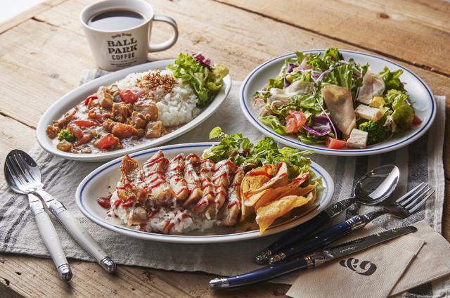 画像: ランチ/カフェタイムのメニュー例、「ごろごろ野菜と煮込みチキンカレー」「チキンオーバーライス」(どちらもドリンク付き税込み980円)など