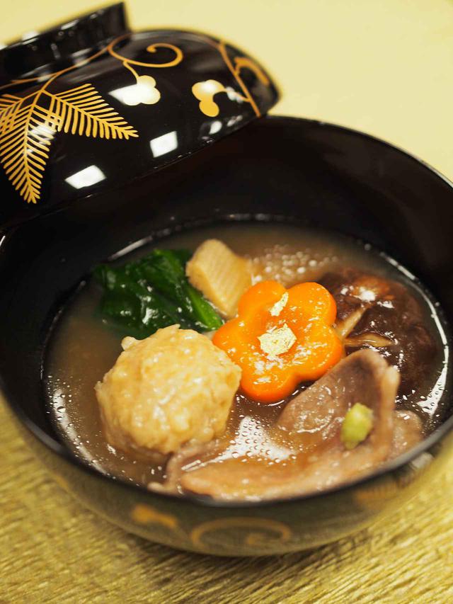 画像: Vin de Bonheurでは、ワインに料理を寄り添わせるために、料理側に仕掛けをする。ブルゴーニュの赤はもともと鴨との相性はいいが、治部煮全体として相性を最大にするために、通常の治部煮にブルゴーニュの赤ワインを煮詰めてバターを加えたものを入れた。合わせたのは「オリヴィエ・ルフレーヴ」の『ヴォルネイ 2012年』。治部煮に若干のワインの酸味とバターの風味、そして複雑さが加わり、最高の相性を見せた。