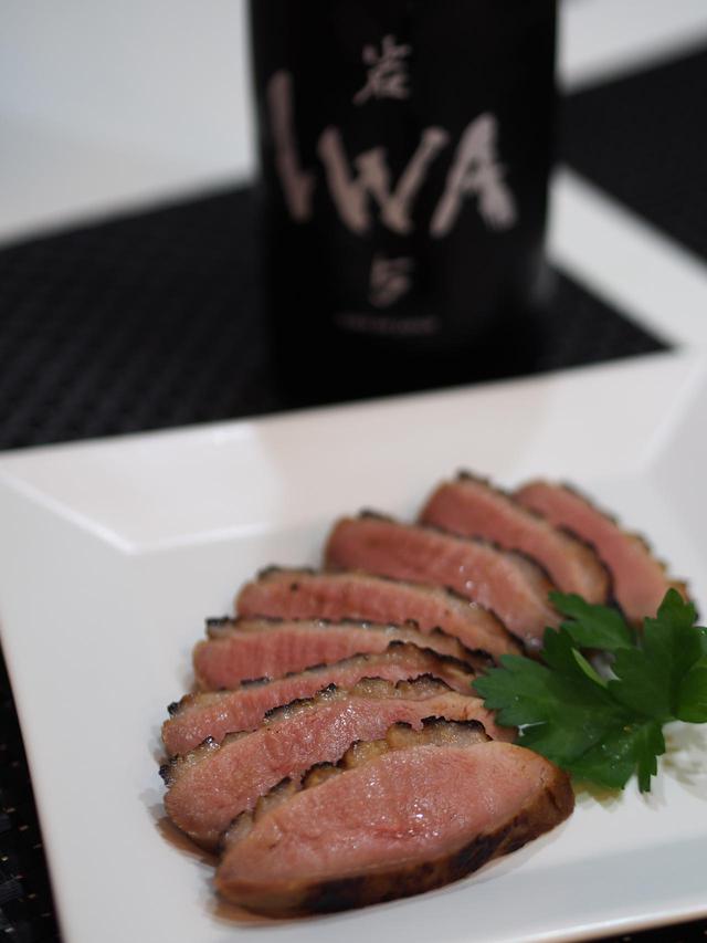 画像: 酒粕の風味、そして鴨の赤身肉の持つジューシーな質感がIWAの特徴と良い相性を示す。また、味噌の複雑な風味やハチミツの穏やかな甘味も相乗する