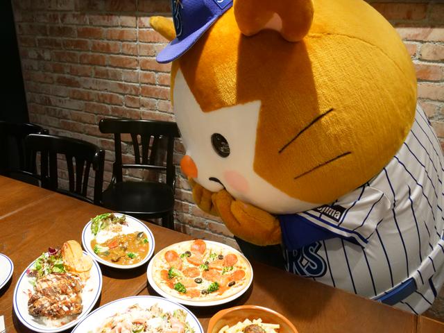 画像: 球団マスコットのスターマンもワクワクしている