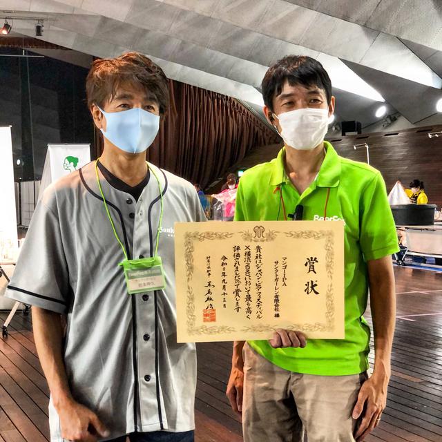 画像: 「ビアフェスX横浜2020」で神奈川県知事賞の賞状を受け取ったサンクトガーレン 岩本氏(左)と、日本地ビール協会 理事長 山本祐輔氏(右)