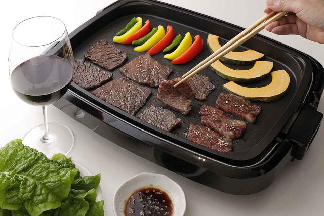 画像: ホットプレートでシンプルに作るファミリ―スタイルの焼肉。肉の漬けダレに赤ワインを少々加え、タレは市販のものにコチュジャンを少々加えて本格的な味に