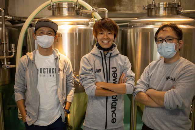 画像: 丸八不動産株式会社(Octagon Brewing)平野啓介代表(左)、神野大地選手(中央)、Octagon Brewing千葉恭広ヘッドブルワー(右)