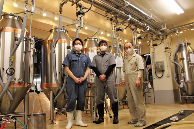 画像: 左から醸造スタッフの中村亮雄氏、西村之孝氏、醸造長の倉掛智之氏