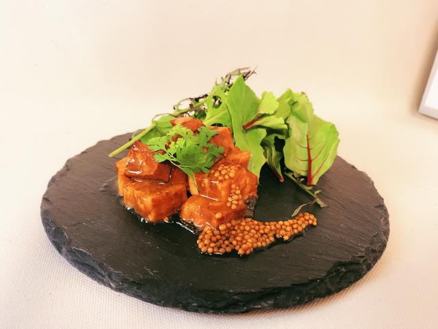 画像: <おすすめのペアリング1> スパイスやハーブ料理を引き立てる「豊潤496」×「缶つま 厚切りベーコンのハニーマスタード」