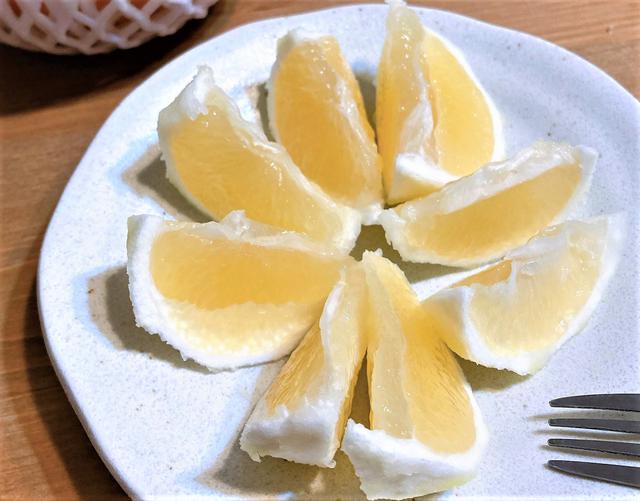 画像: 握りこぶし大のサイズで果皮は明るい黄色、厚みのある白いワタごと食べるのが特徴の「日向夏」