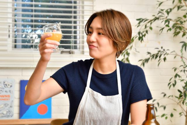 画像: 好評の連載「和田明日香の Let’s シュフBEER !」では、ヘイジーIPAに合わせて料理をつくりました。この時の様子は、フジテレビ系列「セブンルール」の和田明日香さん登場回でも取り上げられました