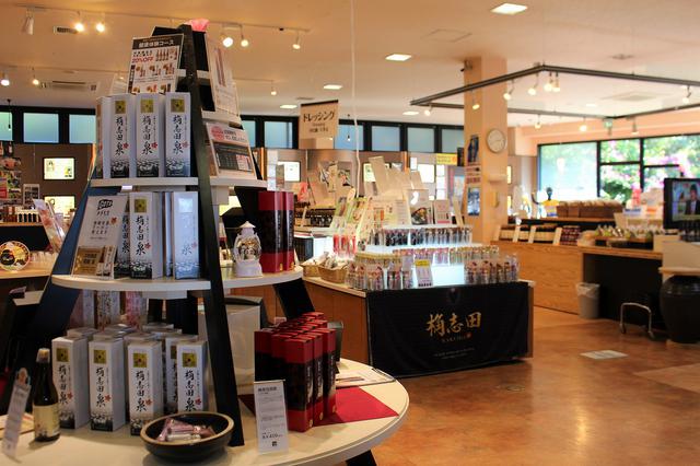 画像: 1階にある売店では黒酢ドリンクのほか、黒酢を使ったドレッシングや菓子などを販売
