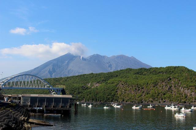 画像: 噴煙をあげる桜島は鹿児島のシンボルだ