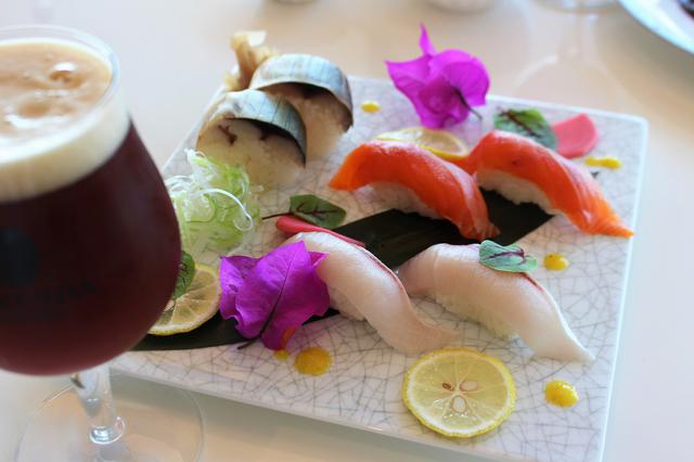 画像: 黒酢もろみを食べて育った鯖と鰤、数々の神話が残る霧島で育ったサーモンなど、寿司のネタにもひと工夫あり