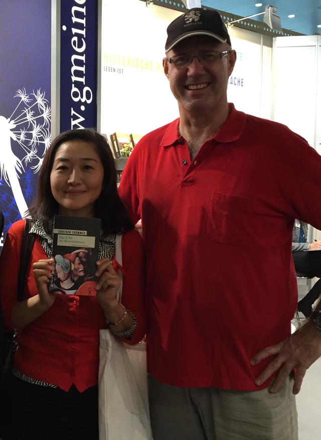 画像: 森本智子さん(左)と著者のギュンター・テメスさん(右)。『Der Bierzauberer』は本国でシリーズ化されており、5冊まで刊行中。森本さんが手に持っているのは2冊目の『Erbe des Bierzauberers』だ