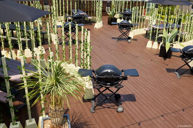 画像: 「フォレストガーデン」はウッドのパーテーションで区切られ、ウェーバーのグリルでBBQを楽しめる