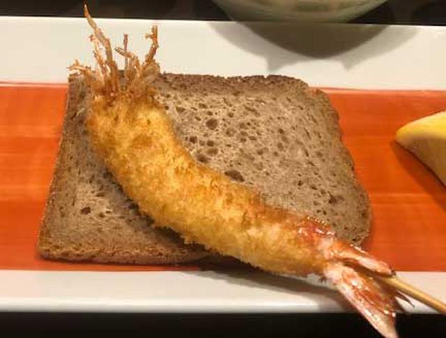 画像: 活〆にしたエビ。蒸し揚げにしているのでエビの柔らかい食感が楽しめる