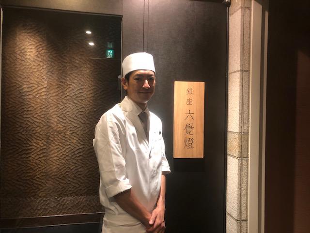 画像: 総料理長の緒方勇幹氏。元気よく串揚げを目の前で揚げてくれる
