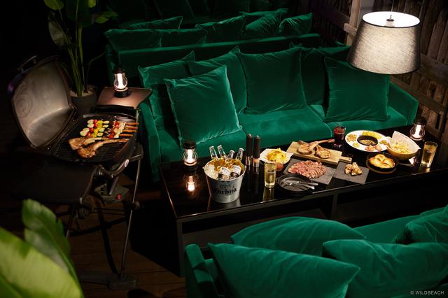 画像: 夜になるとテーブルの照明が点灯し、料理を楽しむ時間に没入