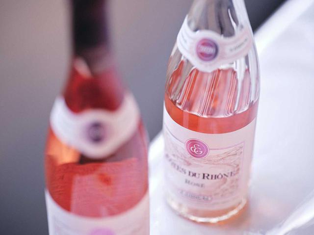 画像: ラズベリーなど赤い果実のアロマ。生き生きとした酸味とやさしい果実味のバランスが絶妙。ラベルにはローヌ渓谷とローヌ川のイラストが描かれている。液面が下がると、ボトル内側のカッティングが浮かび上がる。「スモークサーモンやサラダ、トマト味のパスタ、塩味の焼き鳥などマリアージュは多彩。家で気軽に楽しめるのもいいですね」と上瀧美佐さん