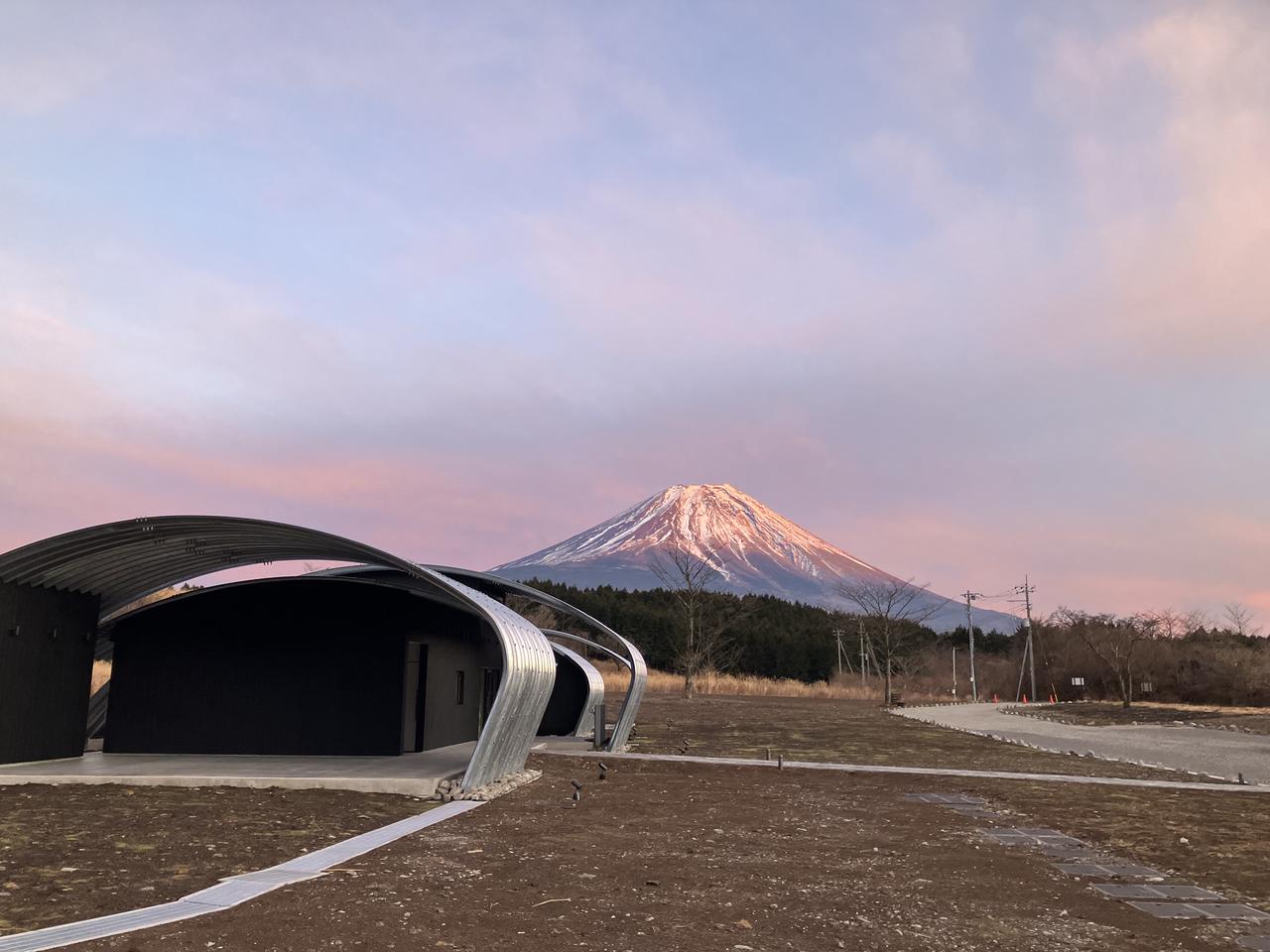 画像: ワイナリーに併設する「Café Shizen」。建築家の遠藤秀平氏が手がけた店舗の外観が目を引く　写真提供：富士山ワイナリー