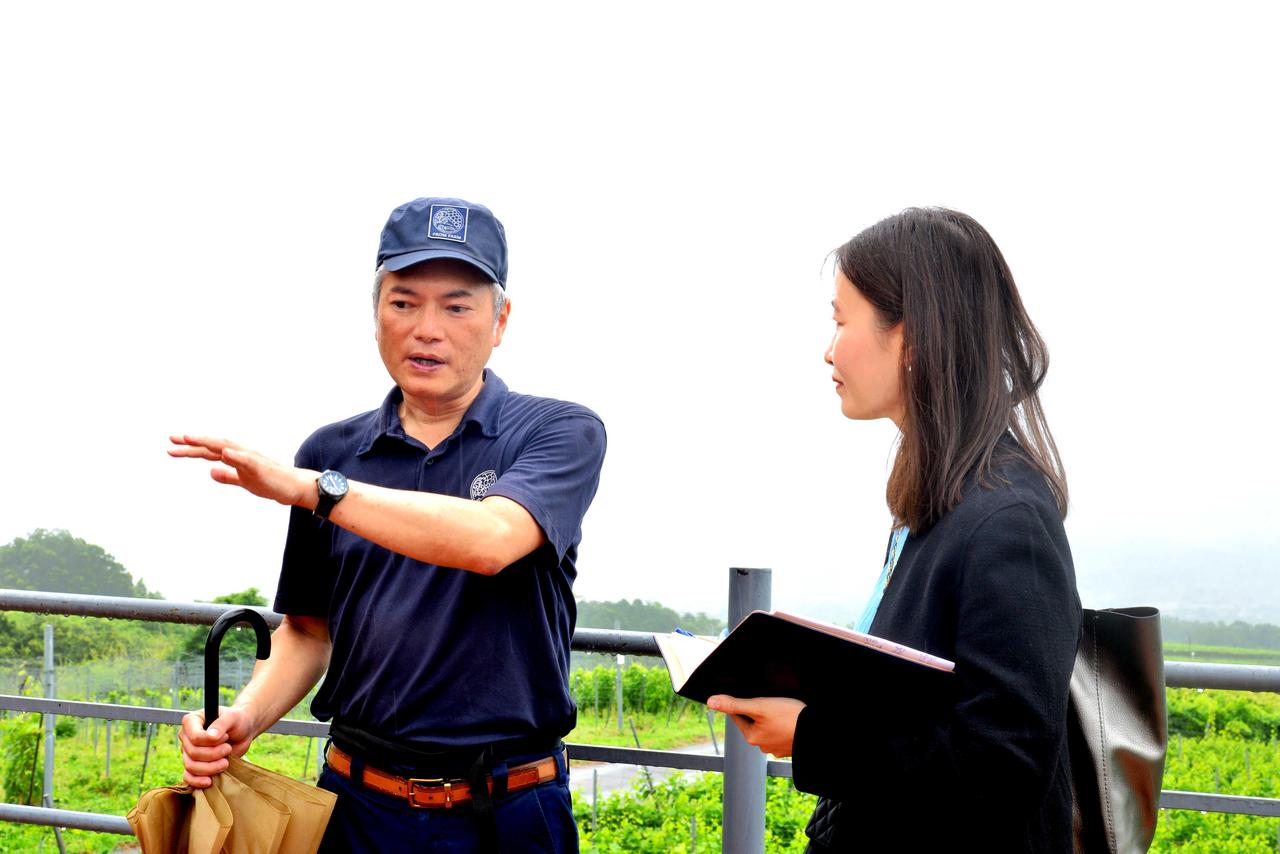 画像: 「サントリー登美の丘ワイナリー」チーフワインメーカー篠田健太郎氏と、「デキャンタ」編集者シルヴィア・ウーさん