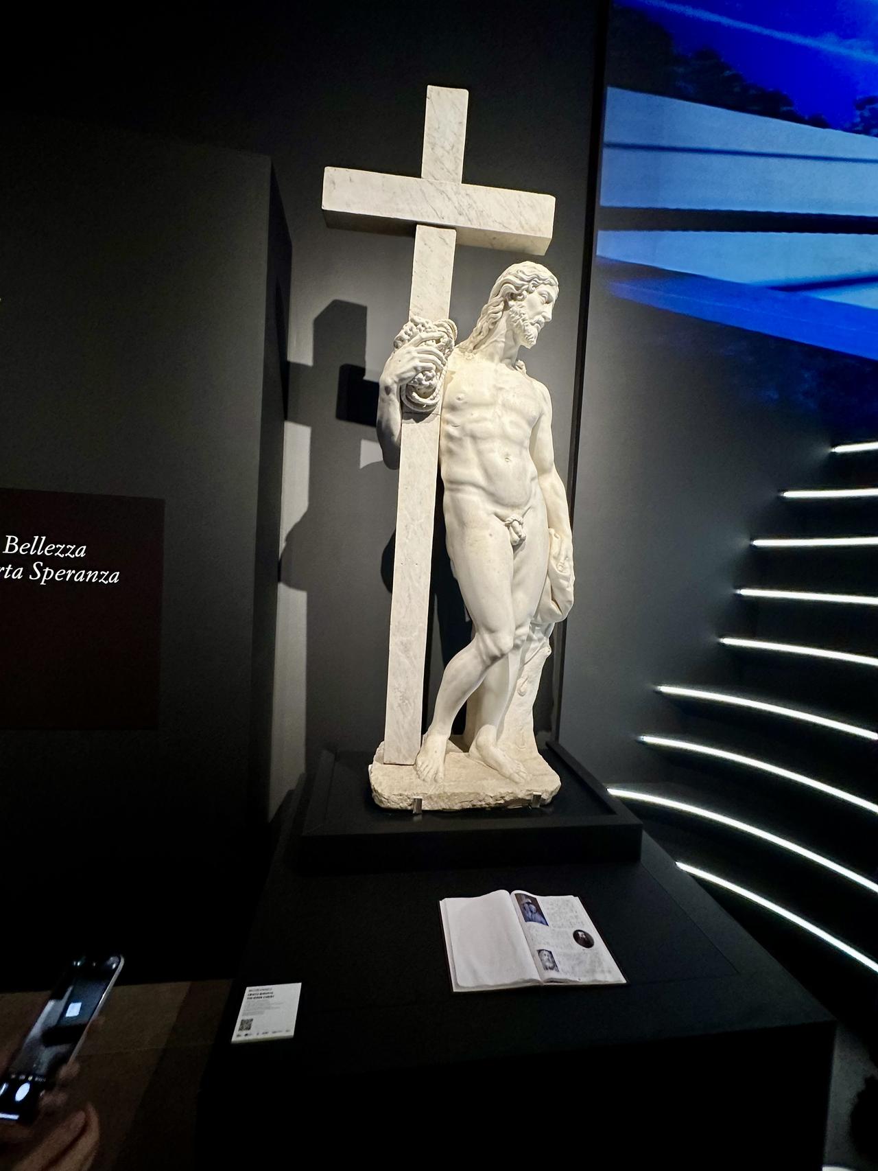 画像: ミケランジェロの彫刻「キリストの復活」を間近で、作品の息遣いを感じながら鑑賞できる