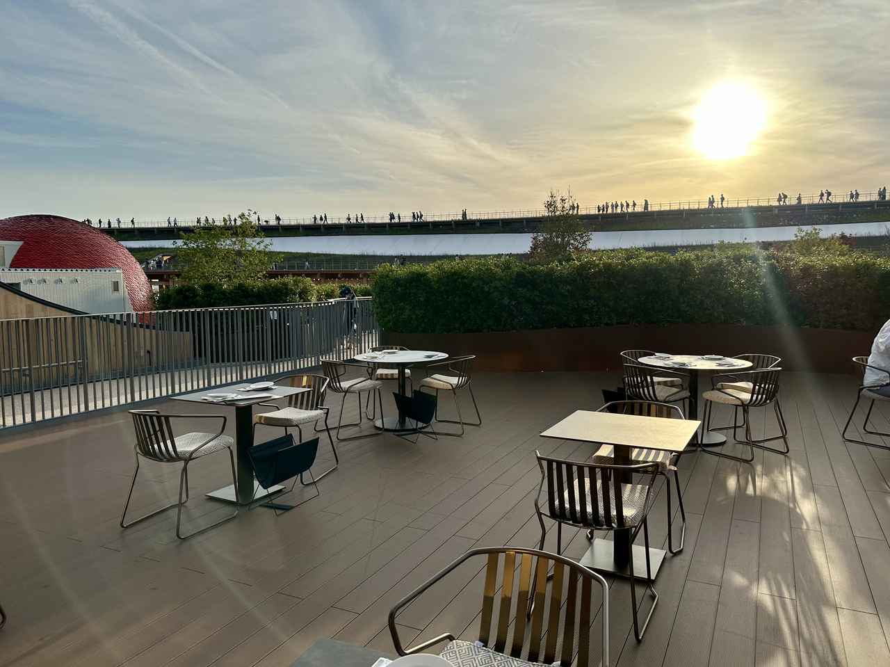 画像: レストランは屋上にあり、夕方のテラス席は夕日が沈む大屋根リングを眺めながら食事ができる