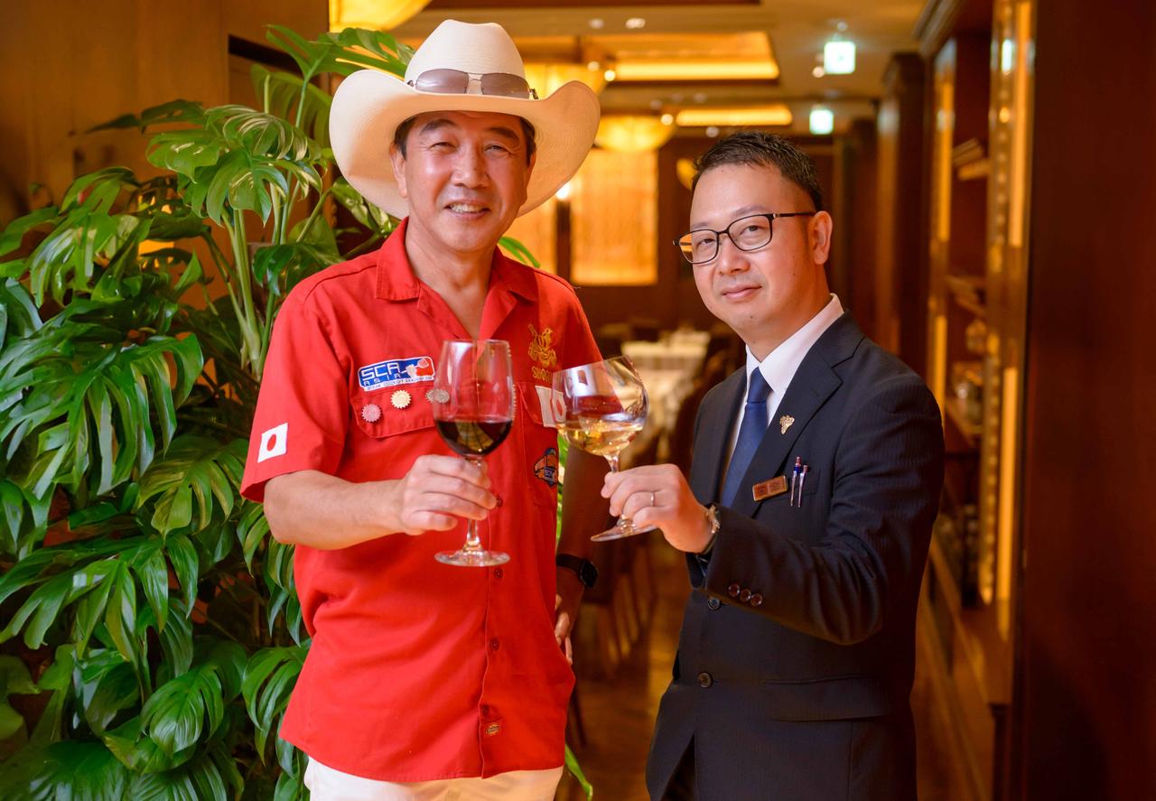 画像: 日本バーベキュー協会会長の下城民夫氏（左）と、「ベンジャミン ステーキハウス」ソムリエの長南紀逸氏