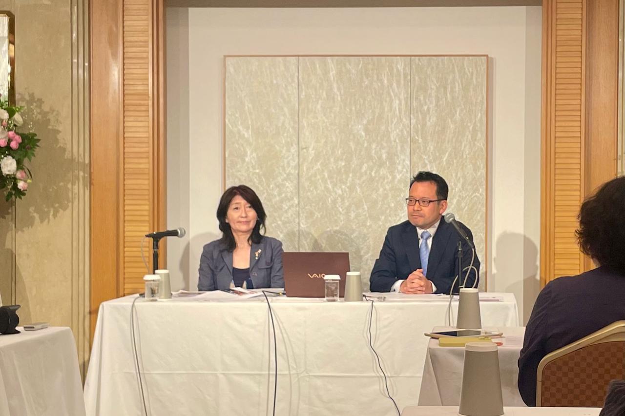 画像: 右から「Tinc gana」（ティンガナ）マネージャー兼シェフソムリエの菊池貴行氏、「アカデミー・デュ・ヴァン」講師でソムリエの森本知佐子さん