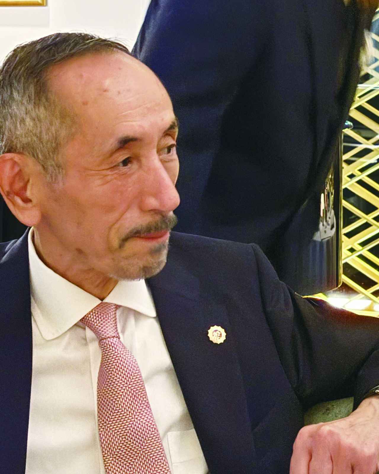 画像: 銀座「マキシム・ド・パリ」ソムリエ、「銀座レカン」シェフソムリエ・総支配人などを歴任した伝説のサービスマン下野隆祥氏。「ホテル ドゥ ラルパージュ」の料飲サービスアドバイザーを務め、ワイン会などの開催やワイン購入に際し尽力している。イベント当日にもサービスに立つ