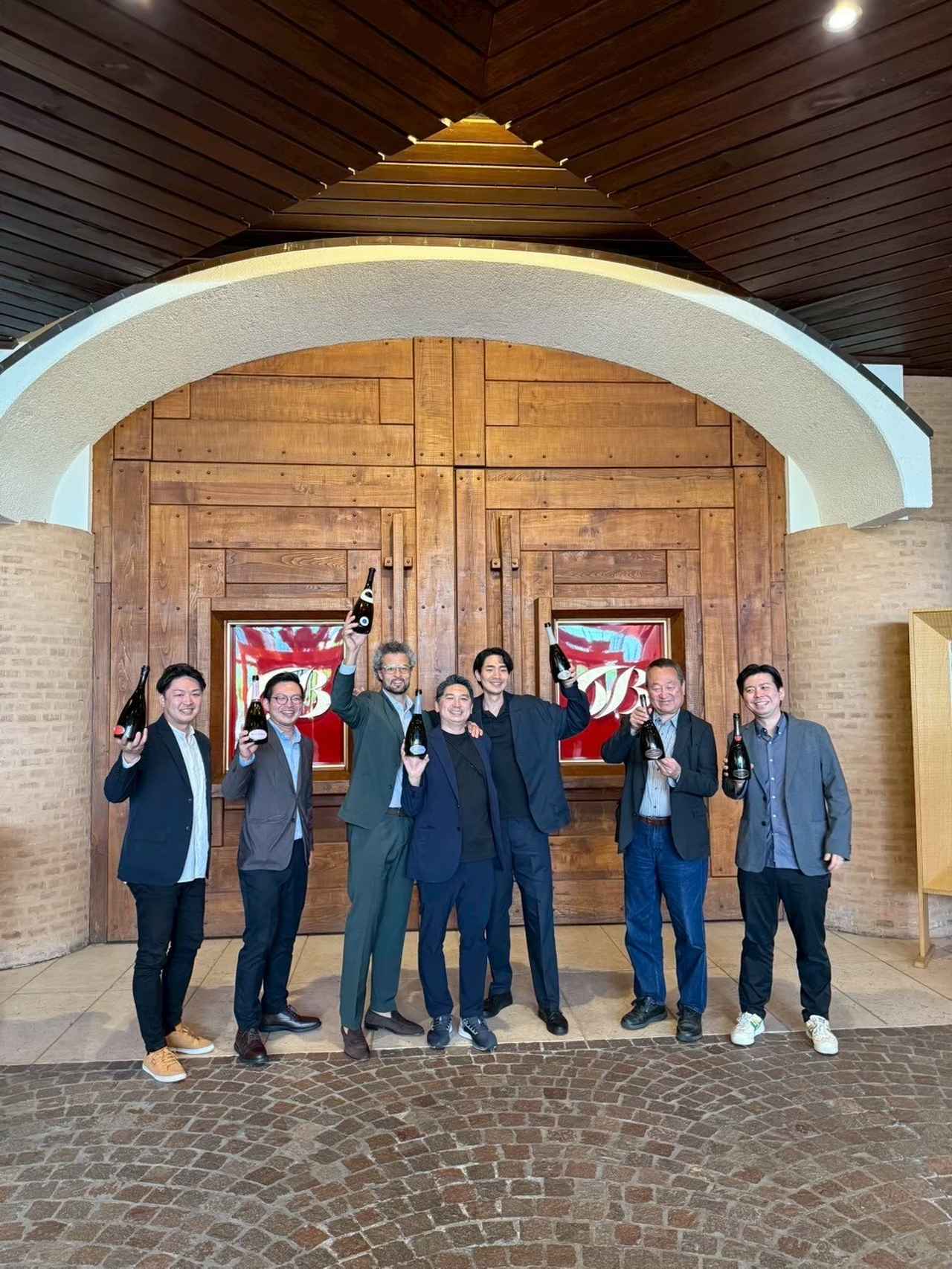 画像: フランチャコルタ研修ツアーに参加したソムリエと。左から矢田部匡且氏、金子利行氏、「ベラヴィスタ」のマーケティング・ディレクターのヴィタリアーノ・ティッリート氏、本多康志氏、近藤佑哉氏、ジャーナリストの宮嶋勲氏、浦崎隆宏氏 ©Masakatsu YATABE