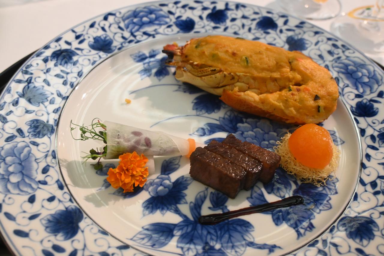 画像: 4品目:和牛炙り焼き 大海老祝焼 巣ごもり玉子 ブーケ野菜 花 ワイン『ド・ヴノージュ プリンセス・ブリュット トゥール・エッフェル NV』
