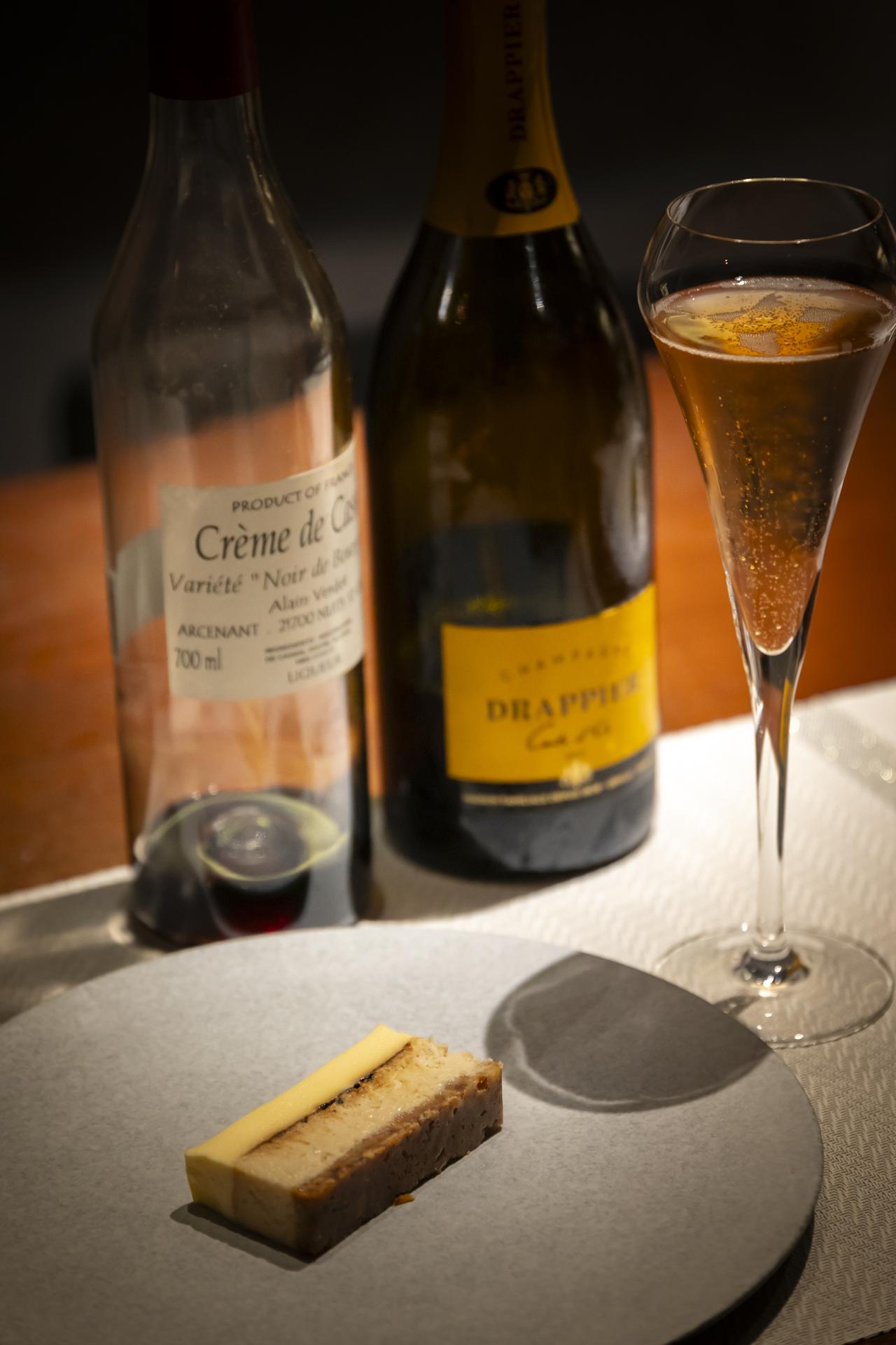 画像: 2種類のコンテ（8カ月熟成、24カ月熟成）を使ったチーズケーキ×キール・ロワイヤル（カクテル）