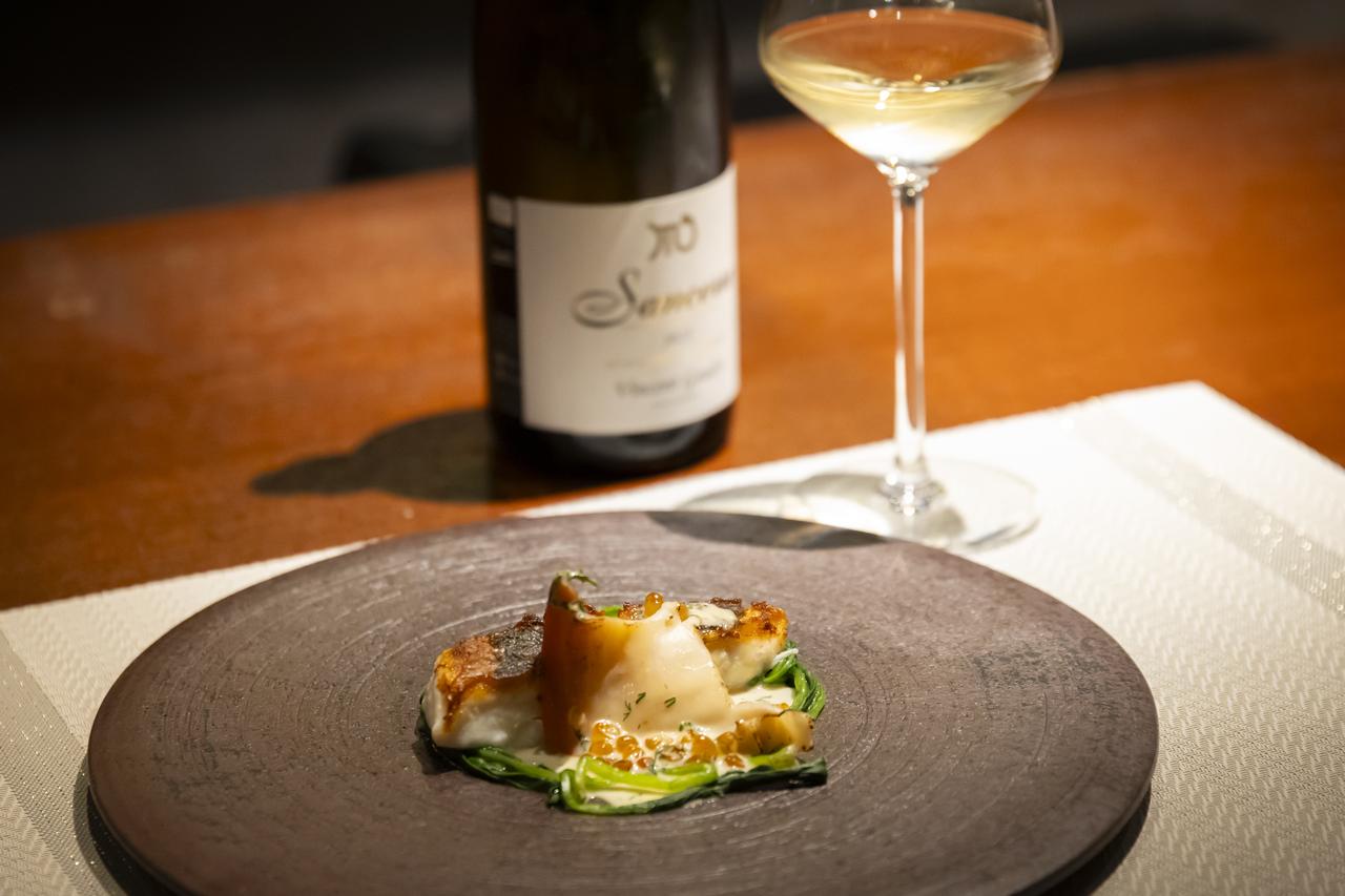 画像: 季節の魚介、ブリア・サヴァラン・フレと新いくらすだちの白ワインソース×『サンセール・ブラン コンステラション・ド・スコルピオン 2022年』（ヴァンサン・ゴードリ）