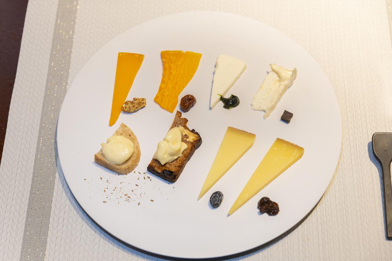 画像: 「チーズプラトー」 写真右上から時計回りに ①ブリア・サヴァラン・フレ&筋青のり／アフィネ＆チョコレート　②コンテ８カ月＆甘納豆／24カ月＆ラムレーズン　③モン・ドール若いタイプ＆パン/モン・ドール熟成タイプ＆パン・デピス　④ミモレット6カ月＆マスタード／22カ月＆デーツ