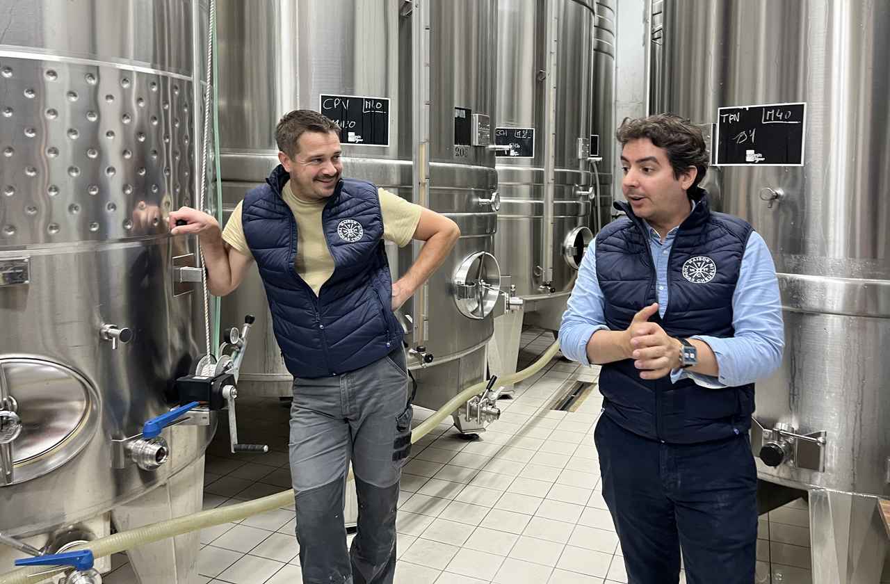 画像: 「それぞれの区画が持つ個性をひとつの大きなタンクで混ぜ合わせてしまうのは勿体ない。我々は、その個性を尊重し、別々に圧搾・醸造することで、最終的なアッサンブラージュに複雑さと深みをもたらす」。そう語るトマ氏の言葉を裏付けるように、醸造所（キュヴリー）には4000kgと8000kgのサイズの異なる圧搾機や、容量の違うステンレス槽が機能的に配置されている